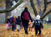 Børnehave på tur i skoven